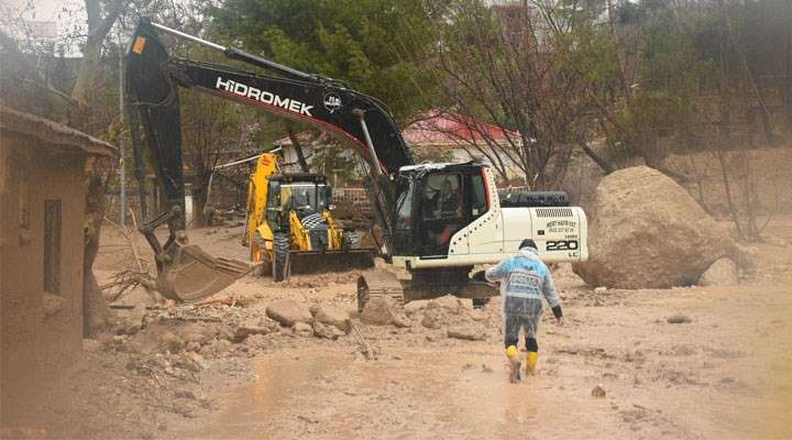 Deprem bölgesinde sel: 5 kişi öldü, kayıplar var