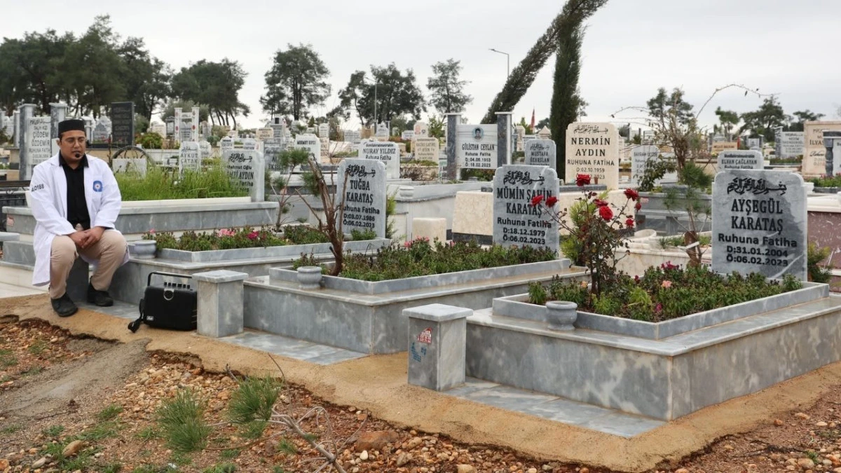 Deprem şehitleri mezarı başında anıldı 