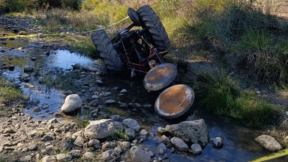 Devrilen traktörün sürücüsü hayatını kaybetti 