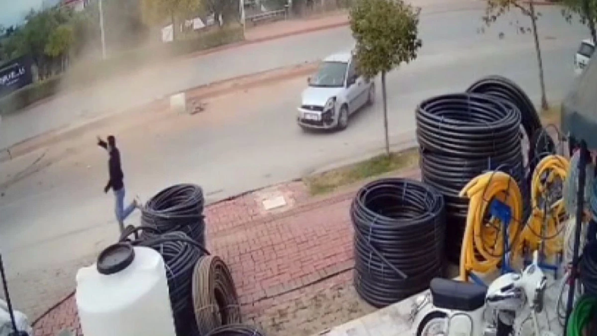 Döşemealtı’nda iki otomobil çarpıştı: 2 yaralı