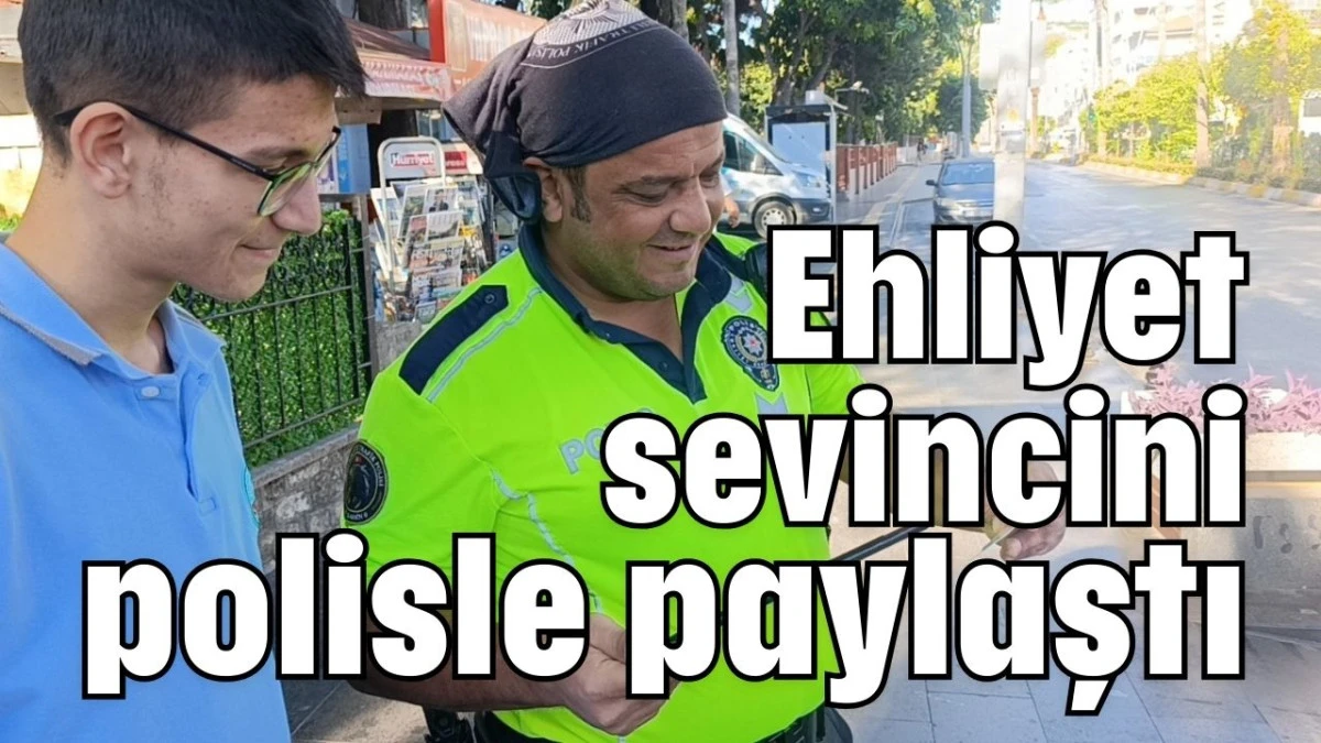 Ehliyet sevincini polisle paylaştı 