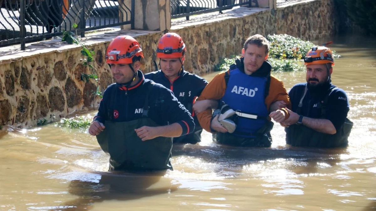 Eşen &Ccedil;ayı taştı, tarım arazileri sular altında