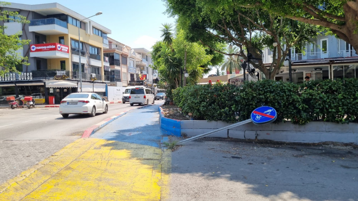 Eski Lara Caddesi'nde yayaya geçiş yok       