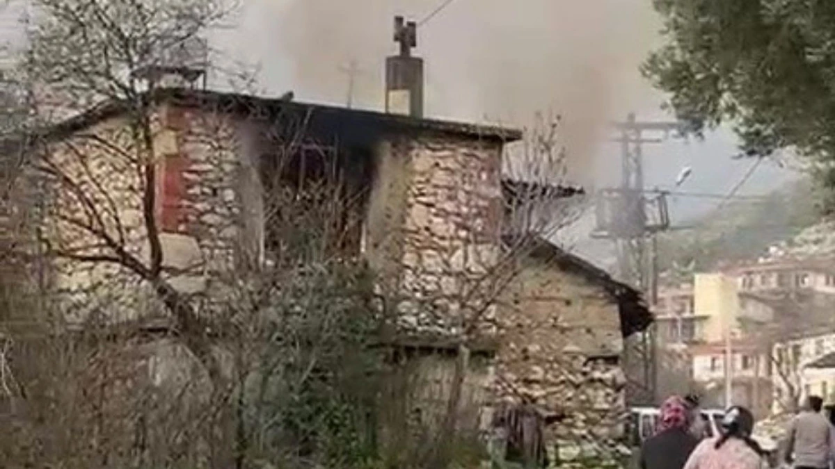 Evinde &ccedil;ıkan yangında ağır yaralanan yaşlı kadın hayatını kaybetti 