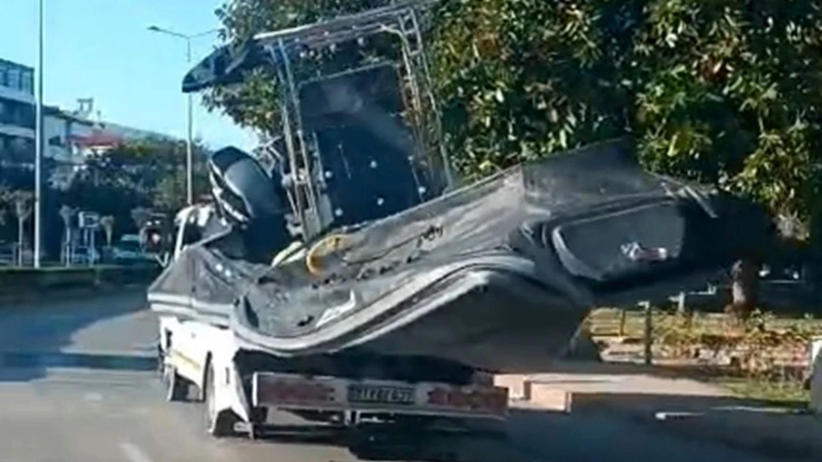 Finike'de hayatını kaybeden g&ouml;&ccedil;menlerin botu yediemin deposuna taşındı