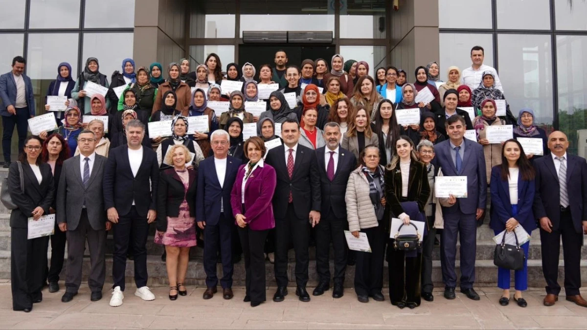 Finike&rsquo;de tarımda kadın eli g&uuml;&ccedil;leniyor