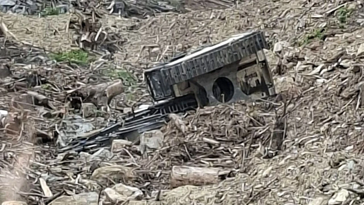 Gazipaşa'da devrilen iş makinesinin operat&ouml;r&uuml; &ouml;ld&uuml;