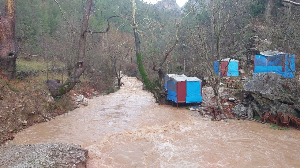G&uuml;ndoğmuş'ta piknik alanları sular altında