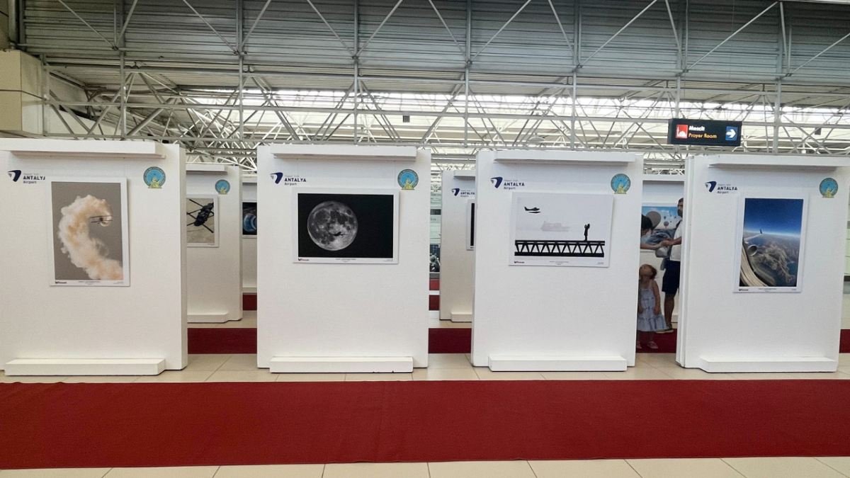 'Havacılığa Dair Kareler' sergisi Havalimanı'nda açıldı