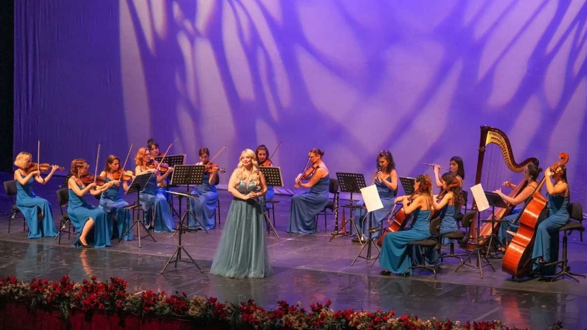 Kadın temalı m&uuml;zikal yolculuk ayakta alkışlandı