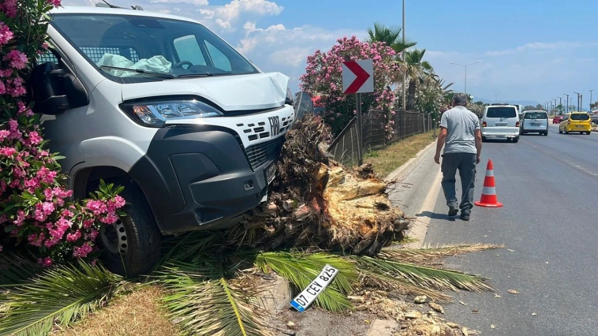 Kamyonete &ccedil;arpan motosiklet s&uuml;r&uuml;c&uuml;s&uuml; hayatını kaybetti 