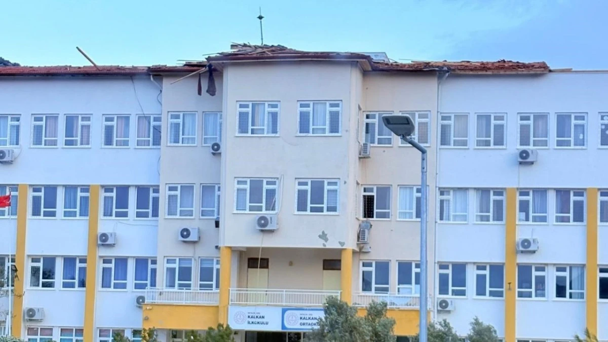 Kaş'ta fırtına bir okulun &ccedil;atısına zarar verdi 