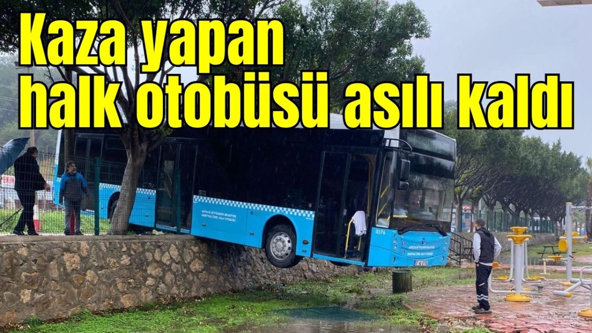Kaza yapan halk otob&uuml;s&uuml; asılı kaldı 