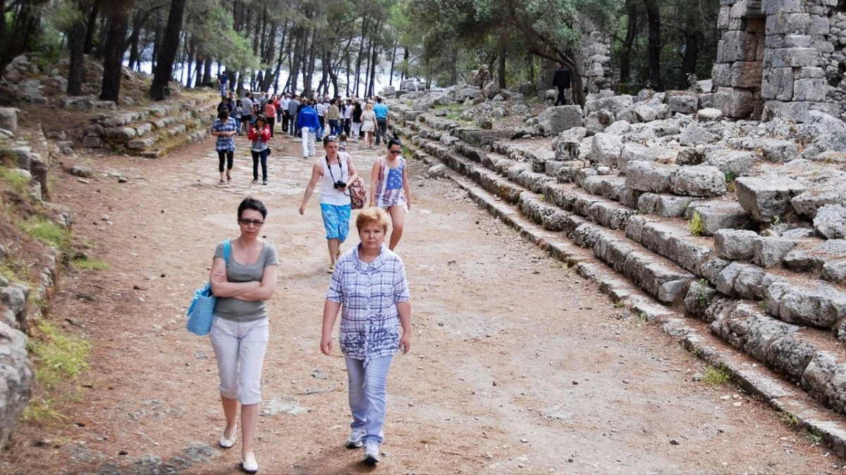 Kemer, 2025'te n&uuml;fusunun 90 katını ağırladı 