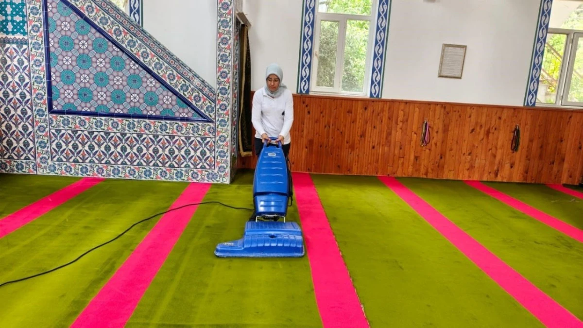 Kemer'de bayram &ouml;ncesi camilerde temizlik seferberliği