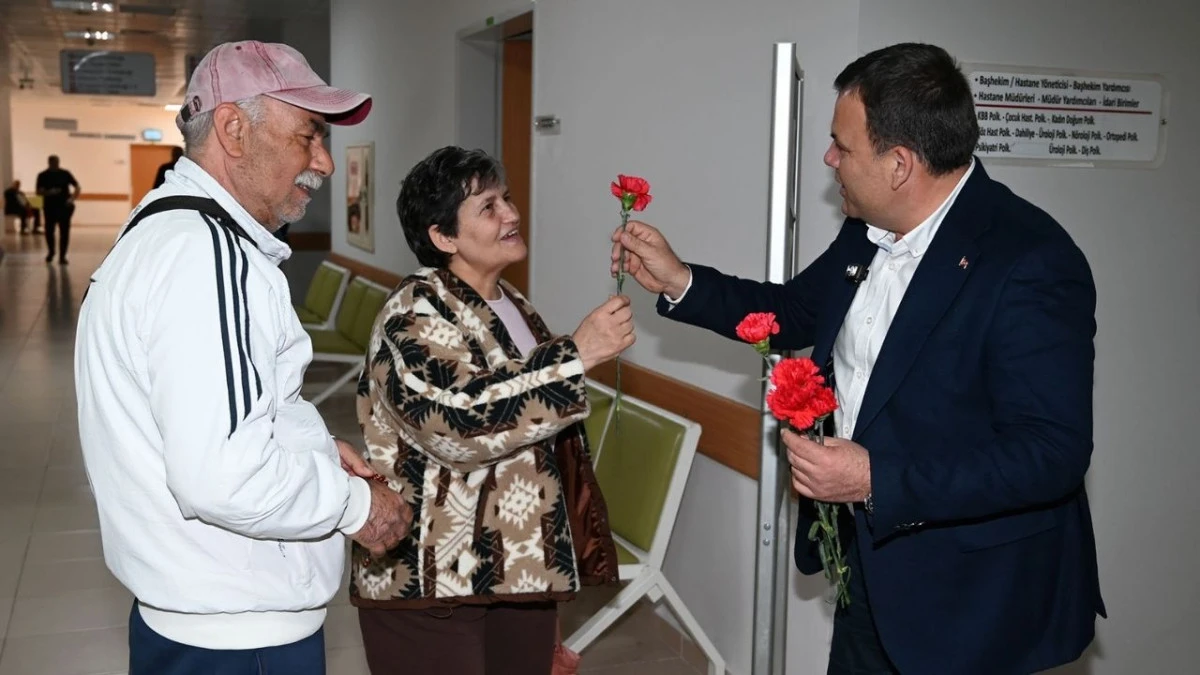 Kemer'de sağlık &ccedil;alışanı kadınlara karanfil s&uuml;rprizi 