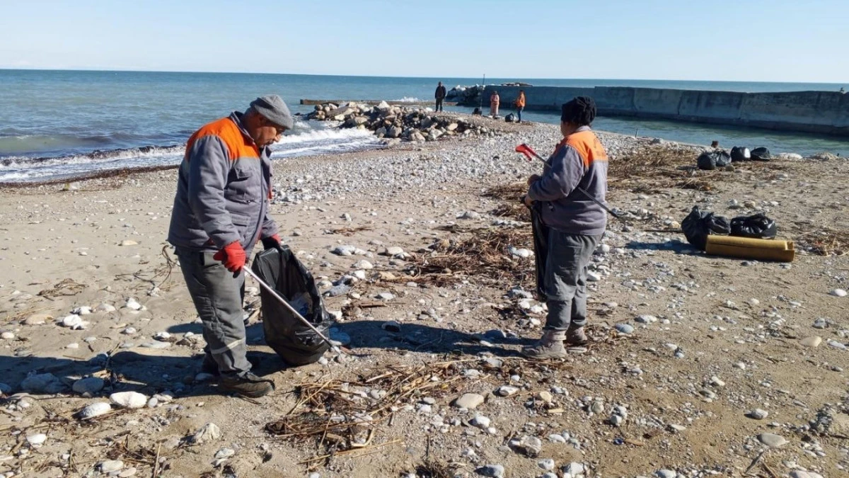 Kemer'de sahillerde temizlik &ccedil;alışması 