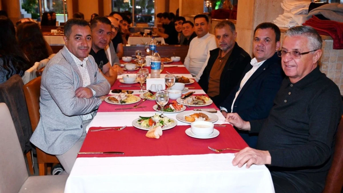 Kemer'de &uuml;niversite adayları iftarda buluştu 