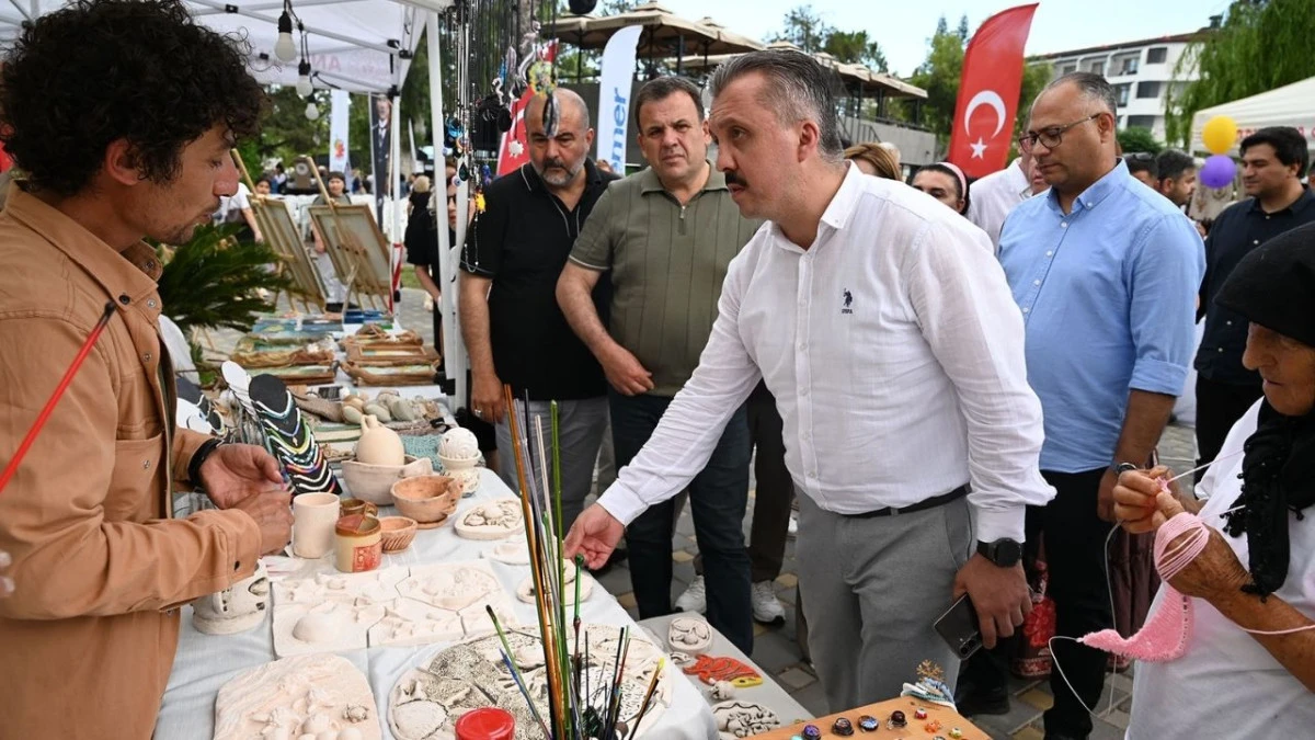 Kemer'de yıl sonu sergisi coşkusu