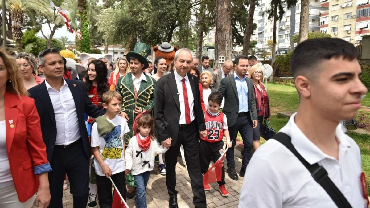 Kepez&rsquo;de 23 Nisan coşkusu sokaklara taştı 