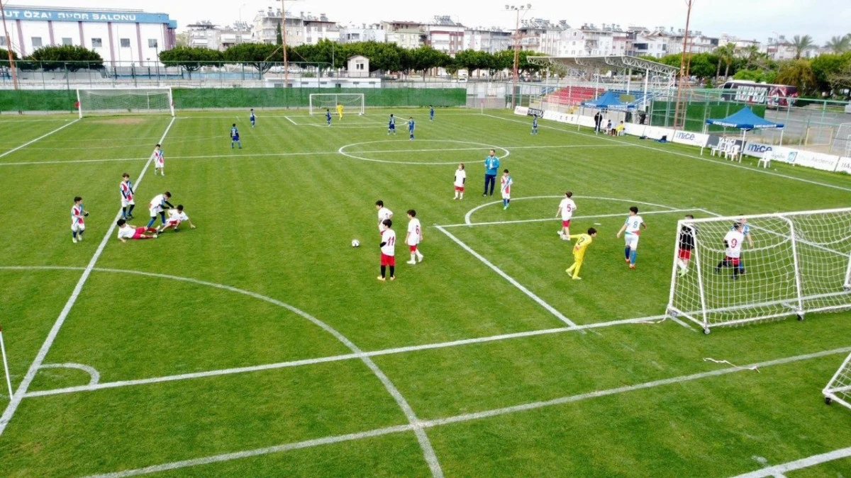 Kepez&rsquo;de minik kramponlar 23 Nisan i&ccedil;in sahada   