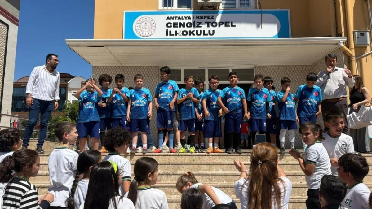 Kepez&rsquo;de minik kramponların şampiyonu Cengiz Topel İlkokulu 