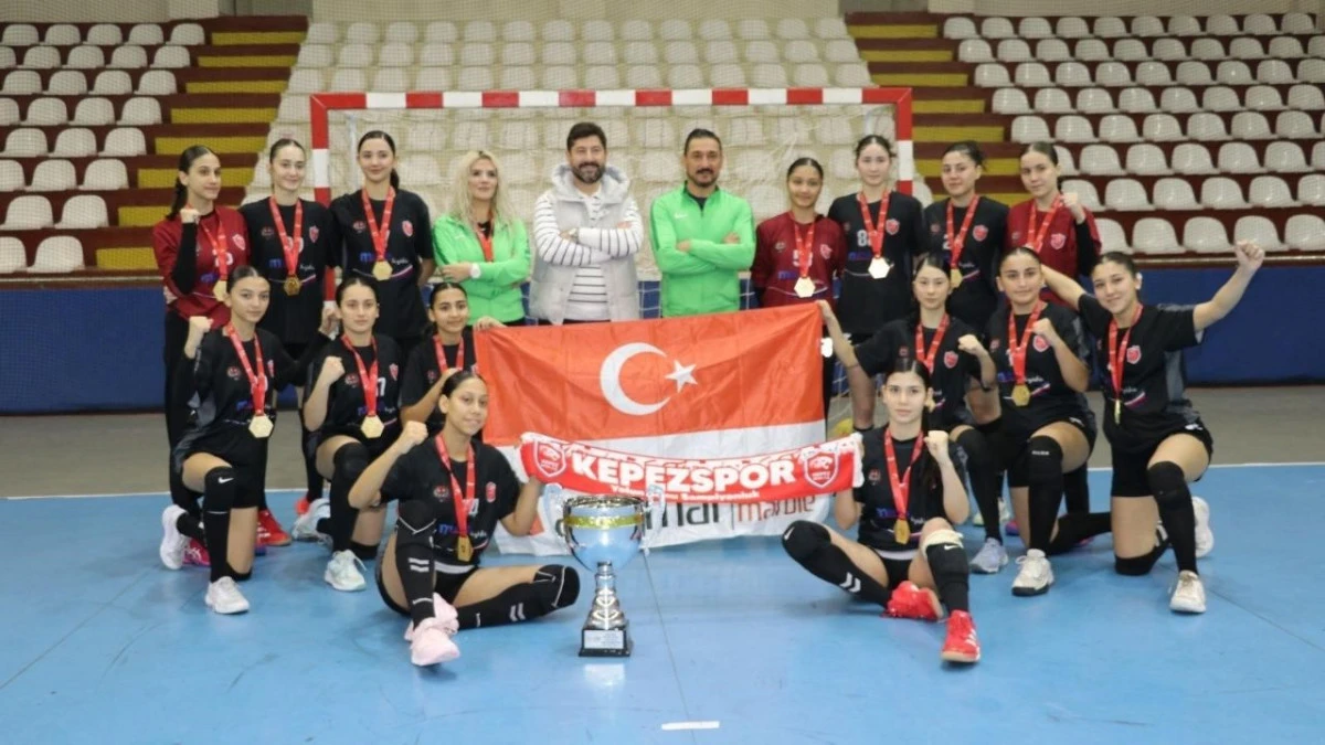 Kepez&rsquo;in yıldız kızları namağlup T&uuml;rkiye şampiyonu