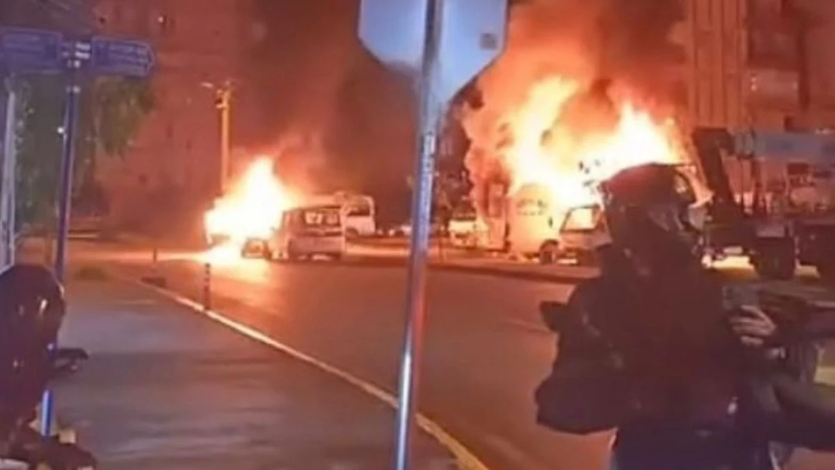 Kız arkadaşıyla tartıştı, ara&ccedil;ları ateşe verdi