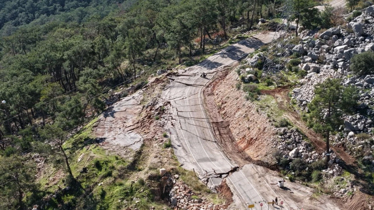 Konyaaltı- Hisar&ccedil;andır yolunda heyelan