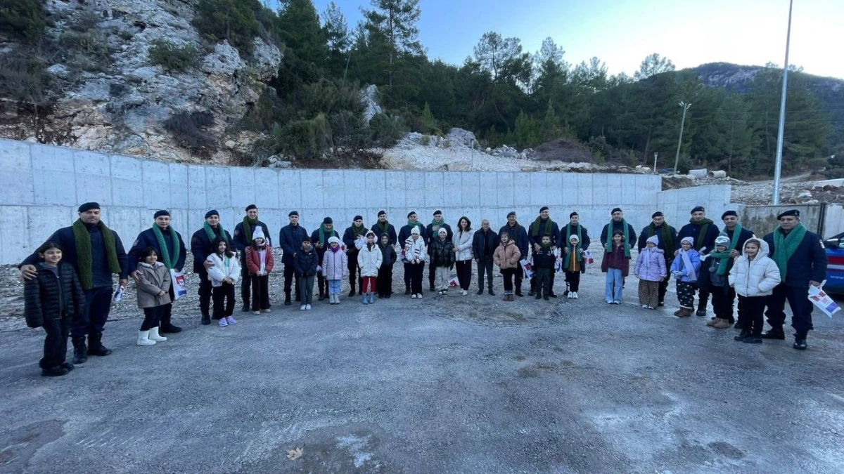 Kumluca&rsquo;da &ouml;ğrencilerden jandarmaya atkı 