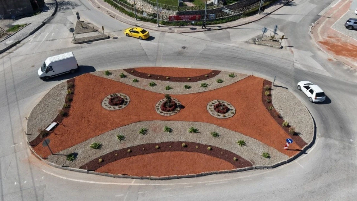 Kuraklığa dayanıklı bitkiler Konyaaltı kavşaklarını s&uuml;sledi