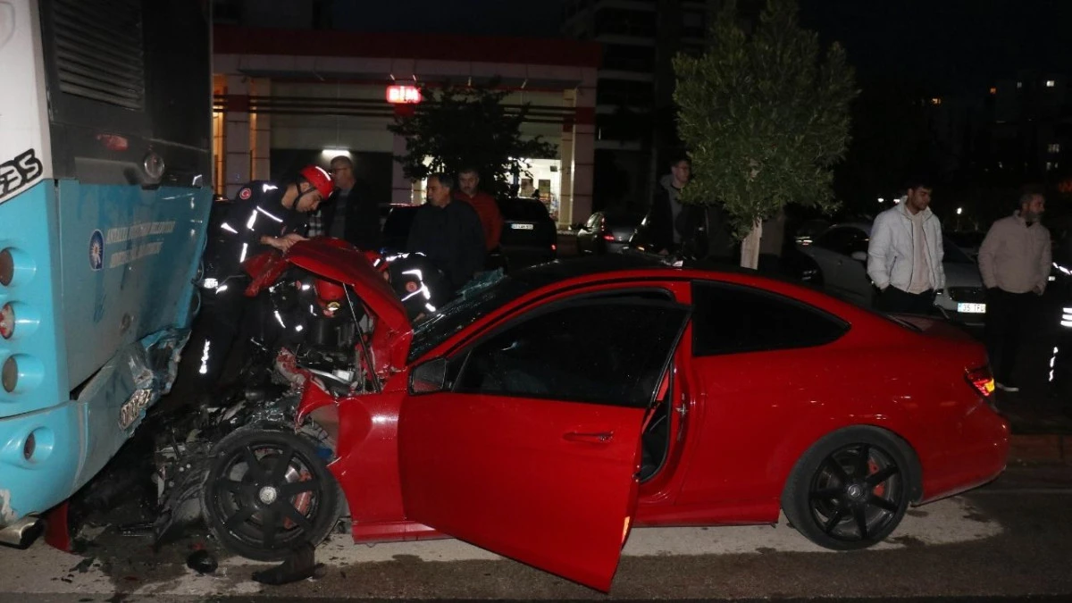 Halk otob&uuml;s&uuml;ne &ccedil;arpan l&uuml;ks otomobilin s&uuml;r&uuml;c&uuml;s&uuml; yaralandı 