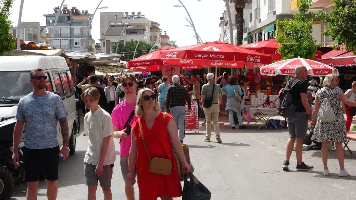 Manavgat Perşembe Pazarı'na turist akını 