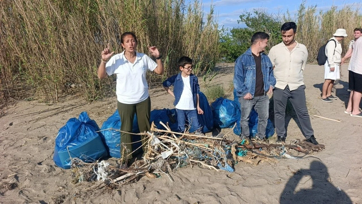 Manavgat Sahili&rsquo;nden &ccedil;&ouml;p yığınları &ccedil;ıktı