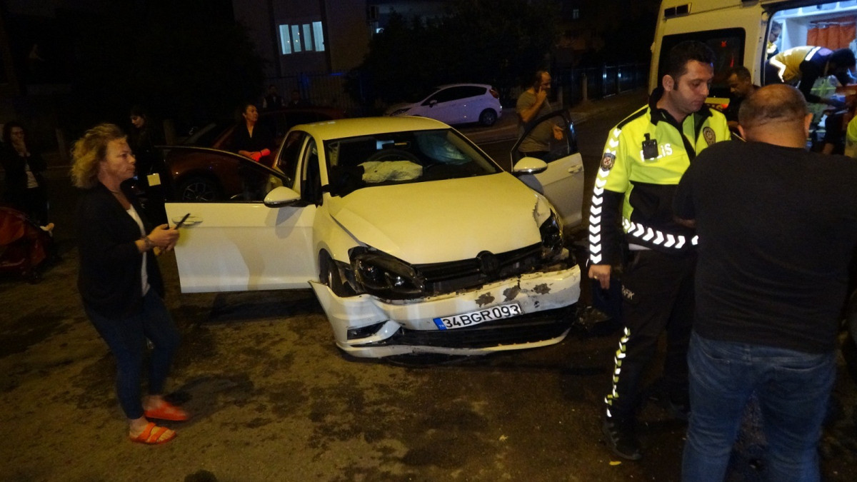 Manavgat'ta 2 otomobil çarpıştı 3 kişi yaralandı
