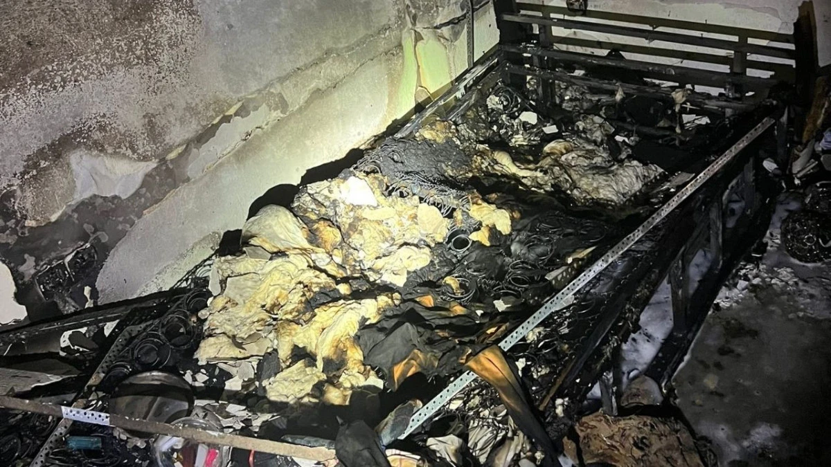 Manavgat'ta bir apartman dairesinde çıkan yangında yatak odası kül oldu 