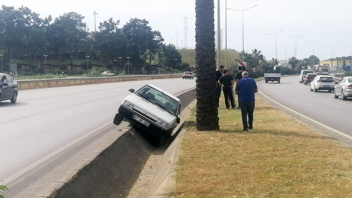 Manavgat'ta kaza yapan otomobil yağmur suyu kanalına düştü