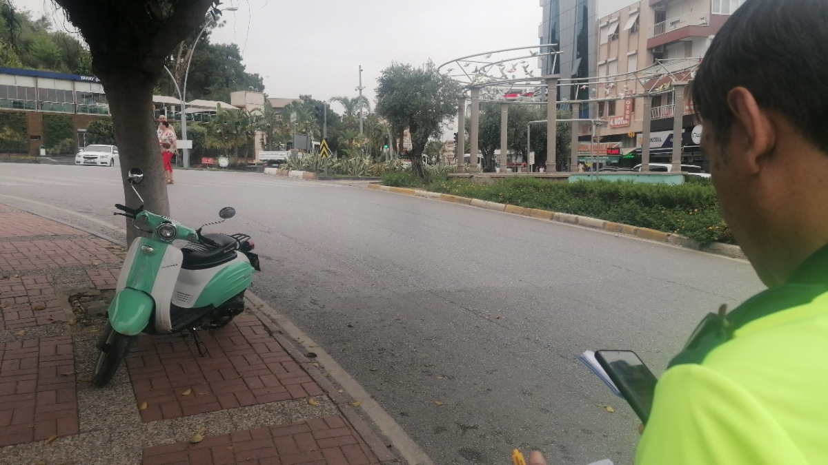 Manavgat'ta motosiklet kazası sürücü yaralandı