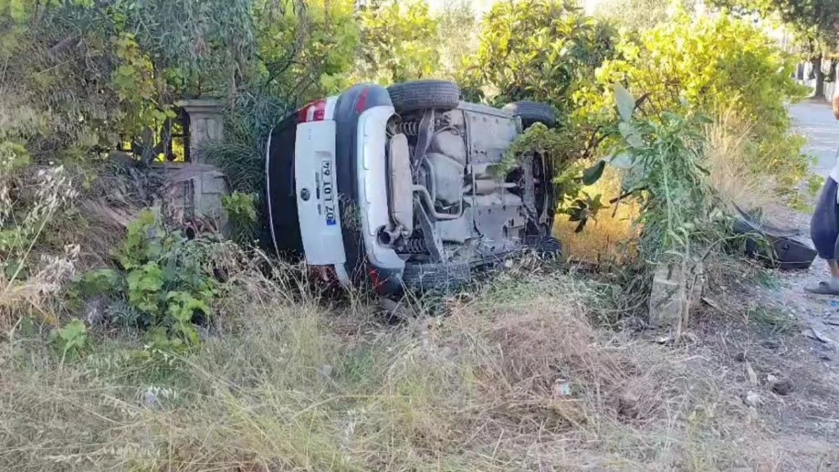Manavgat'ta otomobil bah&ccedil;eye u&ccedil;tu