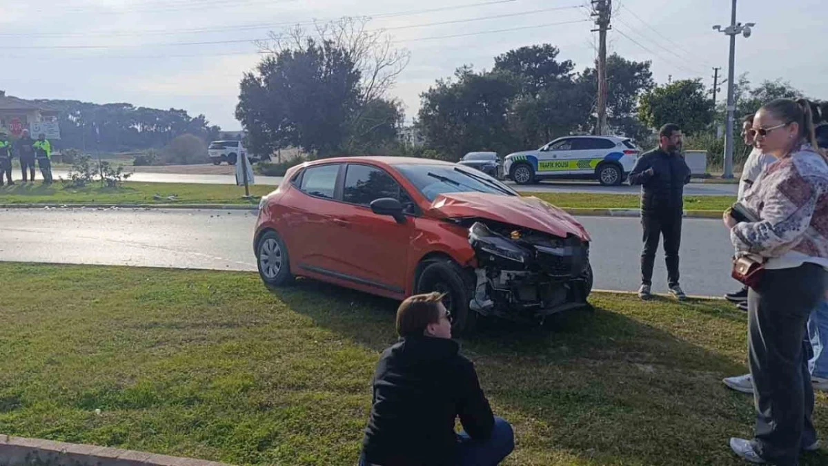 Manavgat&rsquo;ta otomobiller &ccedil;arpıştı: 2 kişi yaralı
