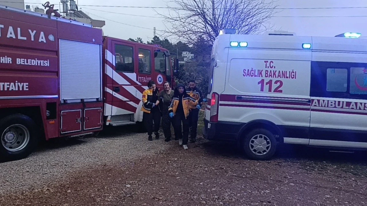 Manavgat&rsquo;ta yangında 4 kişi dumandan etkilendi