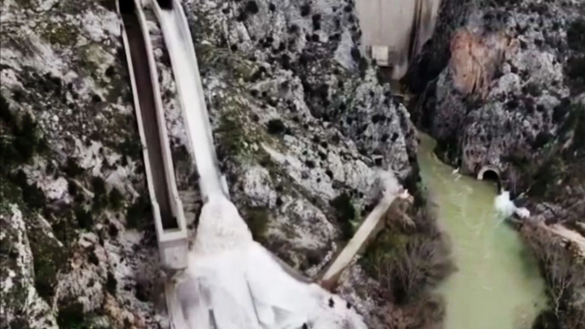 Manavgat'taki 2 barajdan kontroll&uuml; su bırakılmaya başlandı 