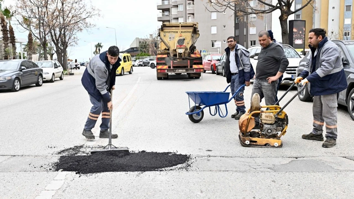 Muratpaşa'da yollar onarılıyor 