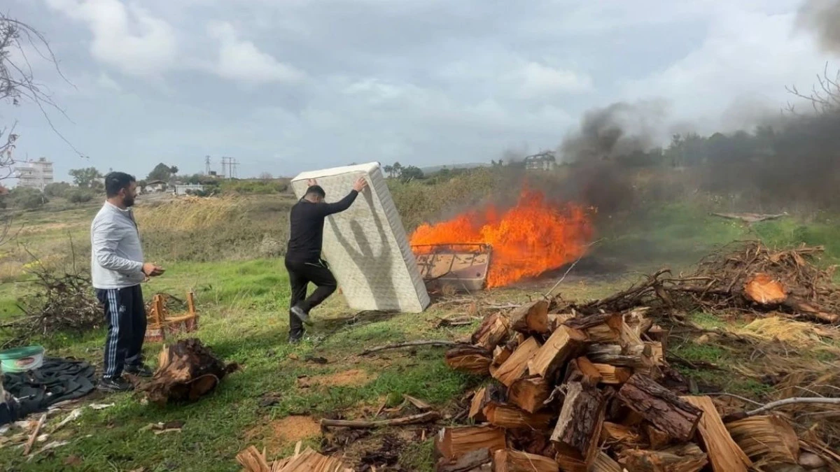 &Ouml;fkeli patron b&uuml;t&uuml;n eşyaları yaktı 