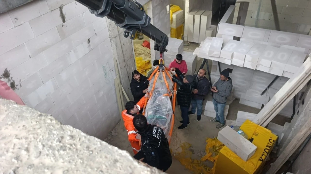 Otel inşaatında d&uuml;şen iş&ccedil;i vin&ccedil;le kurtarıldı