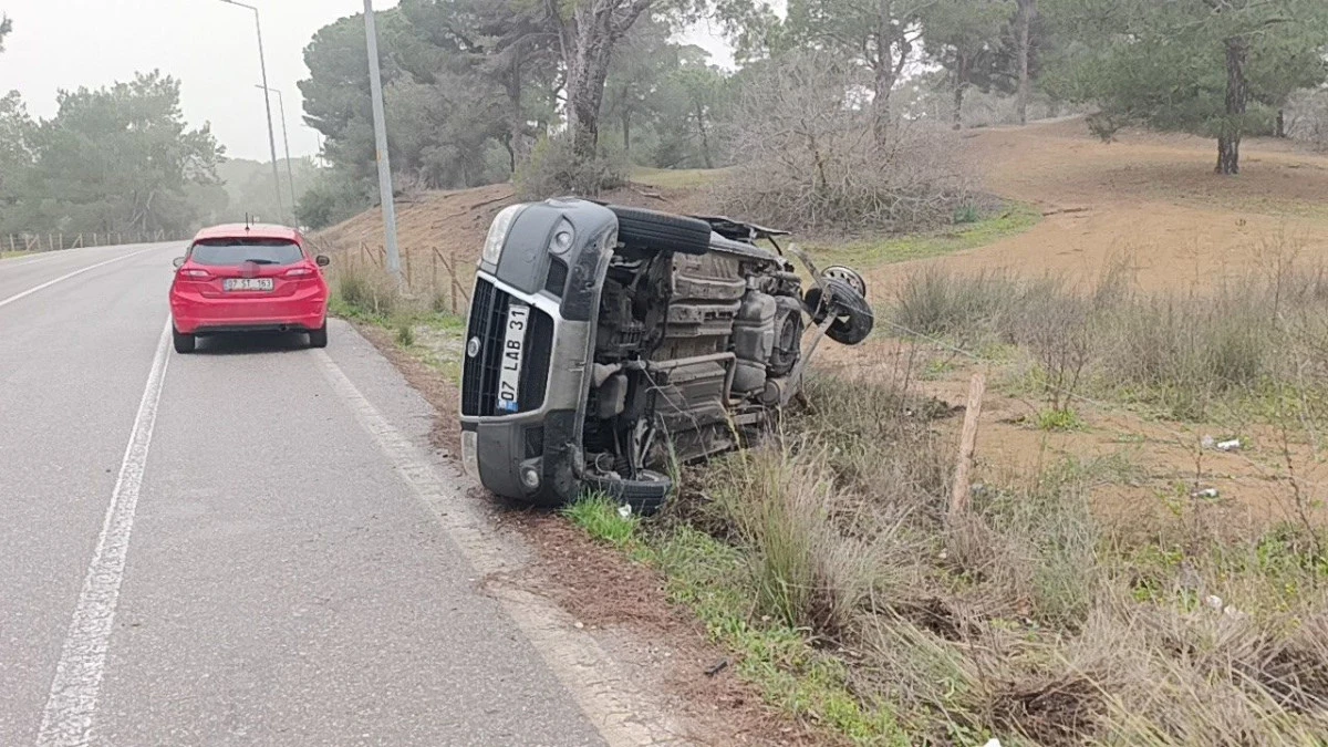 Otomobille &ccedil;arpışan hafif ticari ara&ccedil; yan yattı: 2 yaralı 