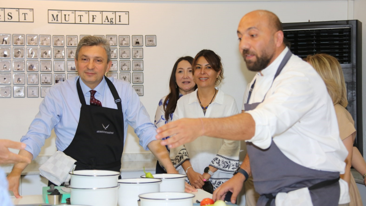 Protokol 'Anneler Günü' için menemen yarışmasında