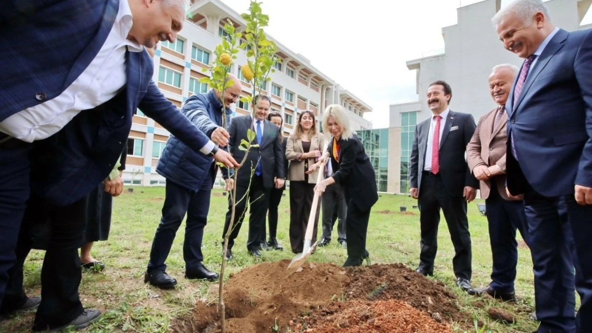 Rekt&ouml;r &Ouml;zkan, İlahiyat Fak&uuml;ltesi&rsquo;nde ağa&ccedil; dikti