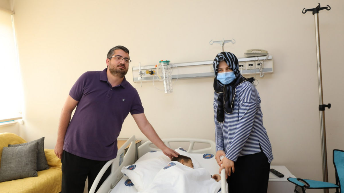 Rektör Özkan ve ekibinden karaciğer nakli operasyonu