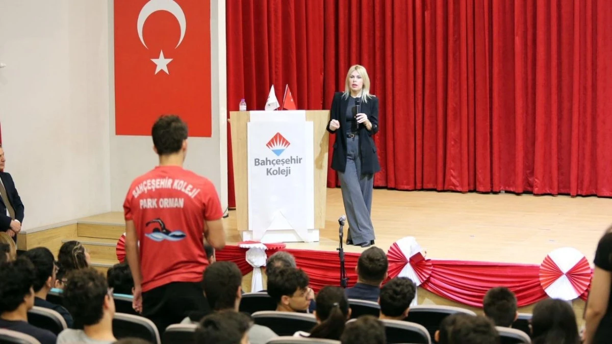 Rekt&ouml;r &Ouml;zkan&rsquo;dan lise &ouml;ğrencileriyle ufuk a&ccedil;ıcı sohbet